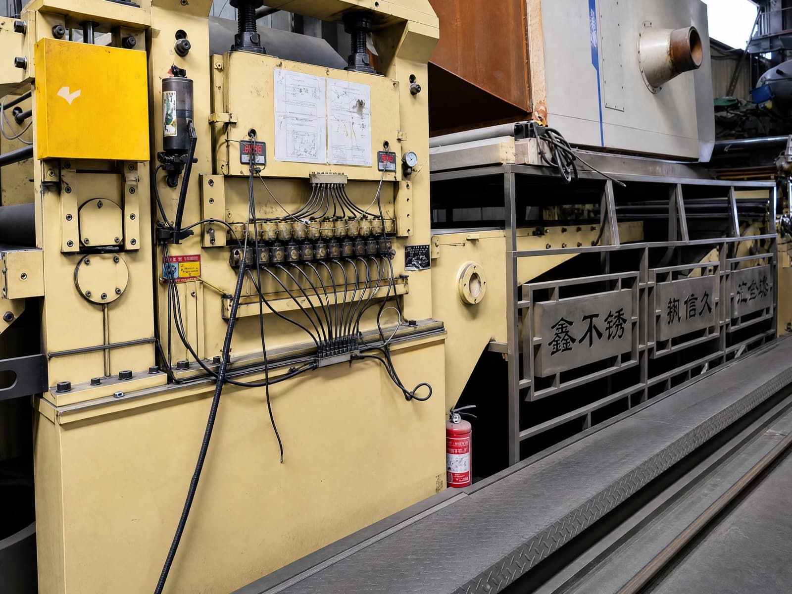 Stainless steel shearing line at STEELHUI's workshop.